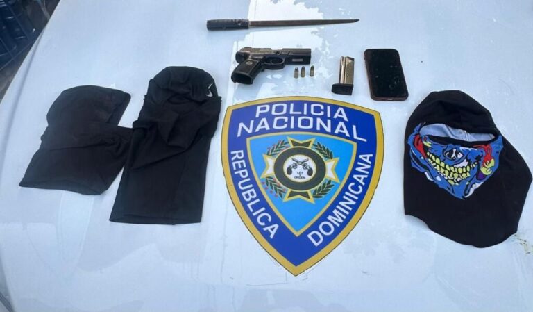 Policiales: Policía incauta arma de fuego, pasamontañas y arma blanca durante operativo en La Romana; detienen a dos adultos y tres menores