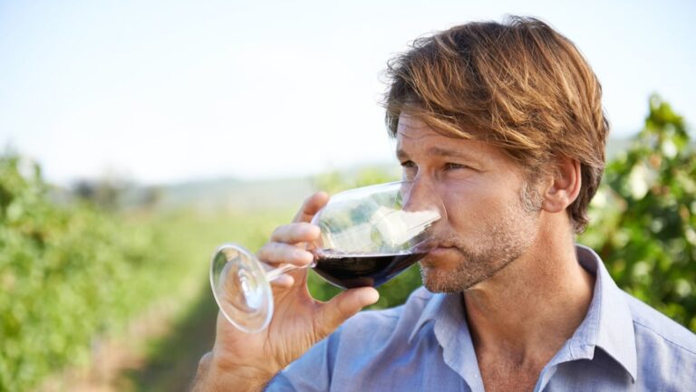 ¿Una copa de vino y te mareas? cuidado, así un hombre descubrió que tenía cáncer