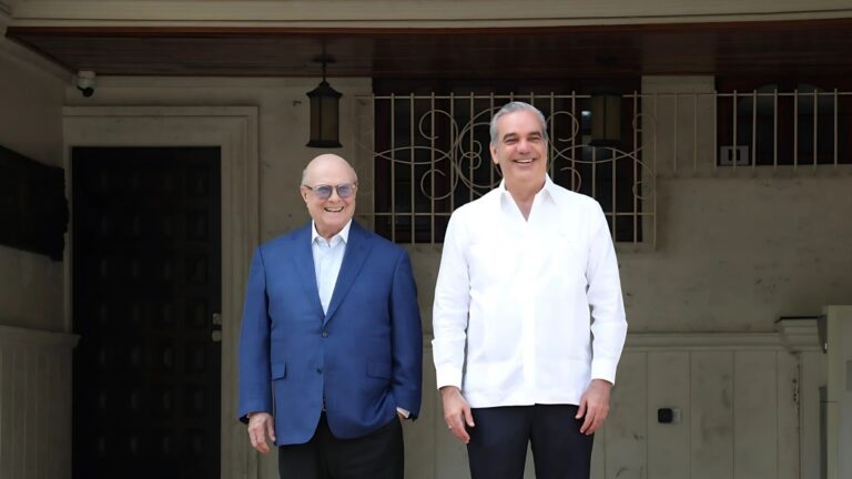 Presidente Abinader y Hipólito Mejía dialogan sobre crisis haitiana