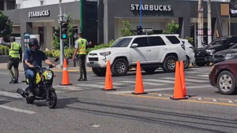 Transito fluye con normalidad tras prohibición del giro a la izquierda en avenida Lope de Vega
