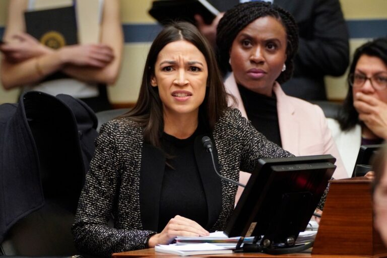 Equipo de Alexandria Ocasio Cortez discute medidas de seguridad ante amenazas de muerte y vandalismo en oficina de El Bronx