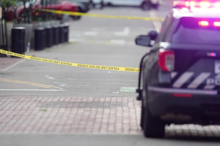 Al menos dos adolescentes muertos y cinco heridos en tiroteo masivo en Indianápolis