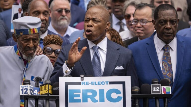 Adams critica intento de Cuomo de volver a la carrera por la alcaldía de NYC de forma independiente