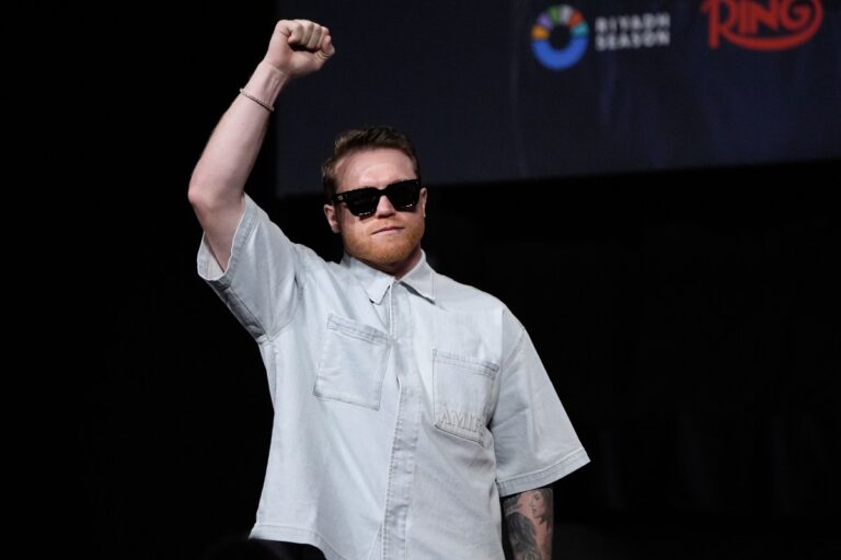 Canelo Álvarez hace escandalosa apuesta de seis cifras en favor de Oleksandr Usyk