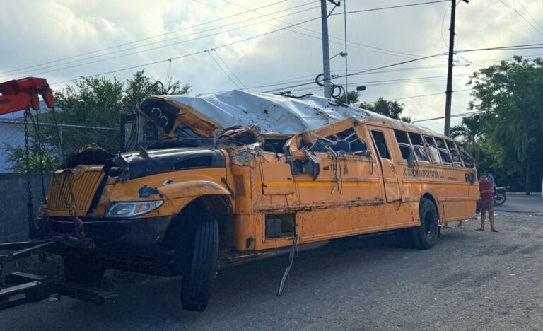 6 muertos y más de 40 heridos tras volcarse autobús en carretera Jamao al Norte