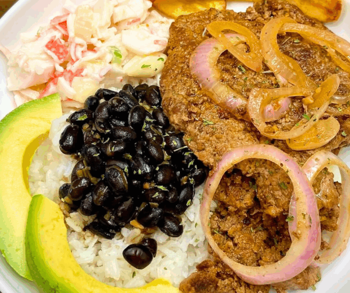 Bistec-arroz-habichuelas-y-platano-maduro.png