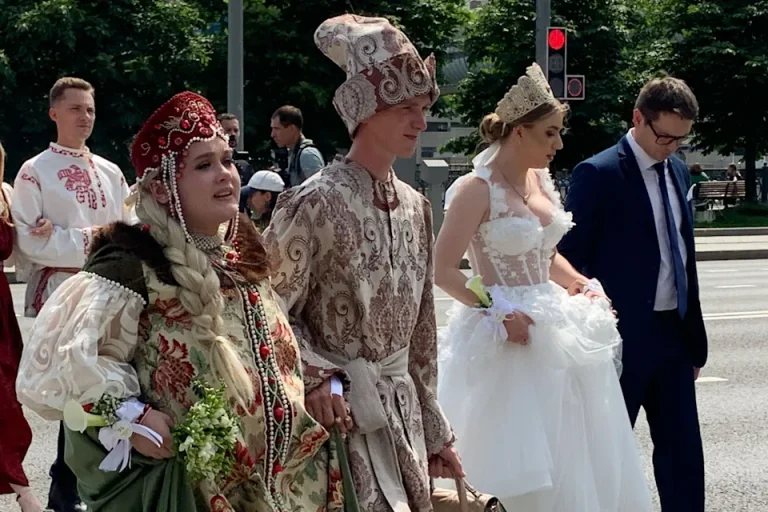 Rusia une a 200 parejas en bodas simultáneas