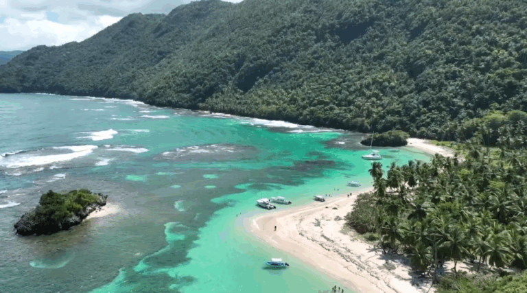 La playa virgen que todos quieren visitar en Samaná (video)   #FVDigital