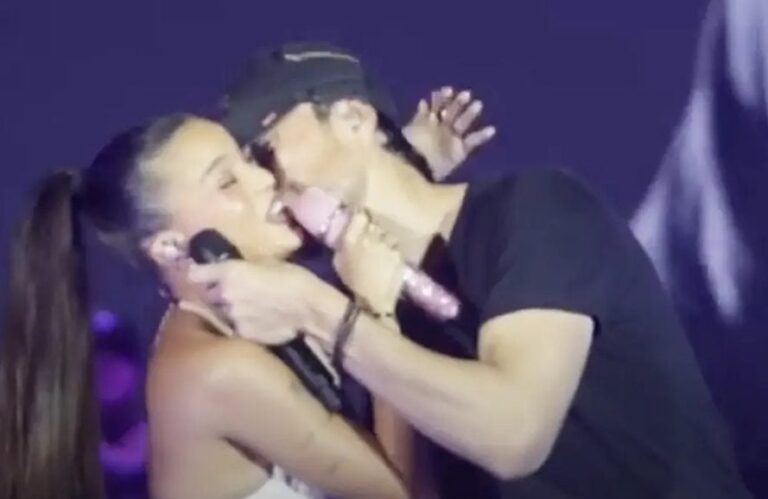 Incómodo momento vivió Enrique Iglesias al tratar de besar a Emilia Mernes en pleno show