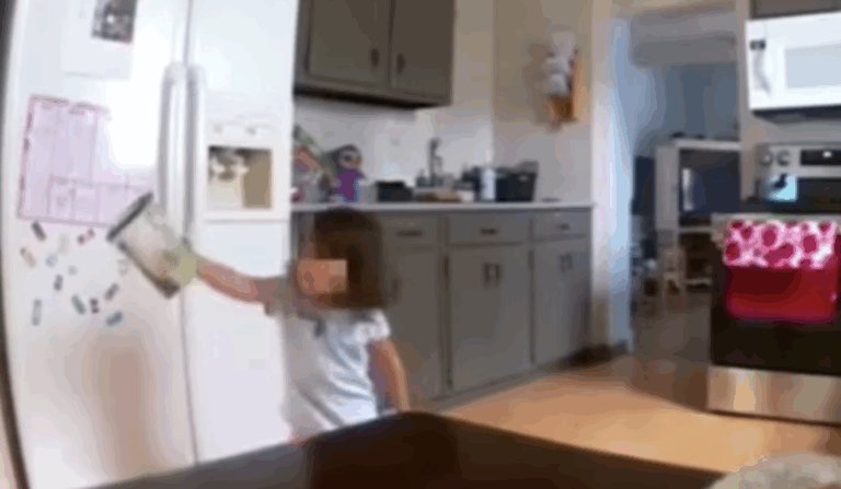 #Salud: Para su madre jugaba con su ‘amigo imaginario’… pero las cámaras mostraron algo escalofriante