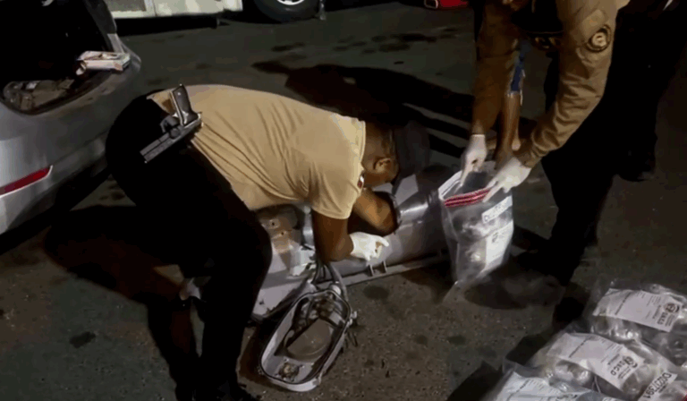 Detienen tipo con 13 paquetes de yerba en Baní (video) – #DeInteres   #FVDigital