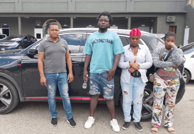 Sorprenden a sargento con haitianos ocultos en yipeta – #DeInteres   #FVDigital