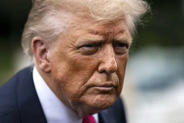 Trump recorta fondos a medios públicos y golpea a canales