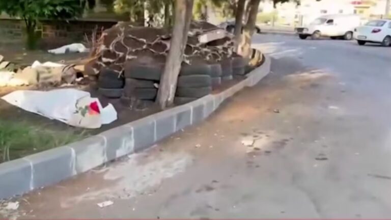 Entre los jardines y calles habitantes en Siria buscan familiares asesinados