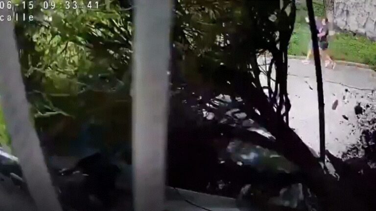 Por centímetros se salva hombre de ser arrollado por chofer fuera de control