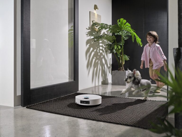 Así es el robot aspirador que friega con un rodillo