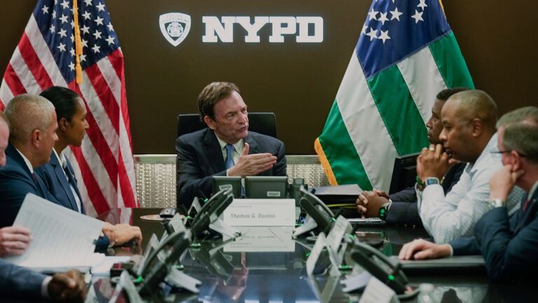 Exjefe del NYPD presenta demanda: alcalde Adams y aliados