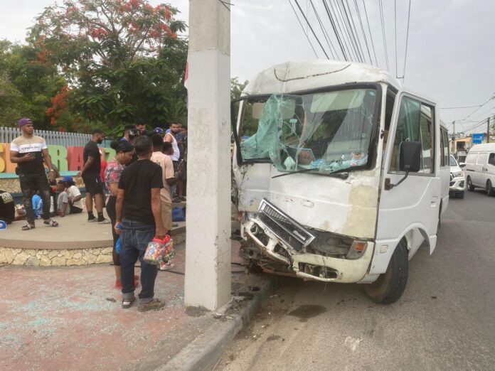 El-911-coordina-asistencia-de-personas-heridas-en-accidente-de-transito-en-Esperanza-Valverde.jpeg