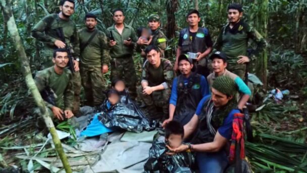 Equipo-de-rescate-junto-a-los-ninos-encontrados-en-la-selva-de-Colombia-608x342.jpg