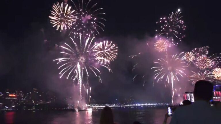 Regresó al East River espectáculo fuegos artificiales Macy’s
