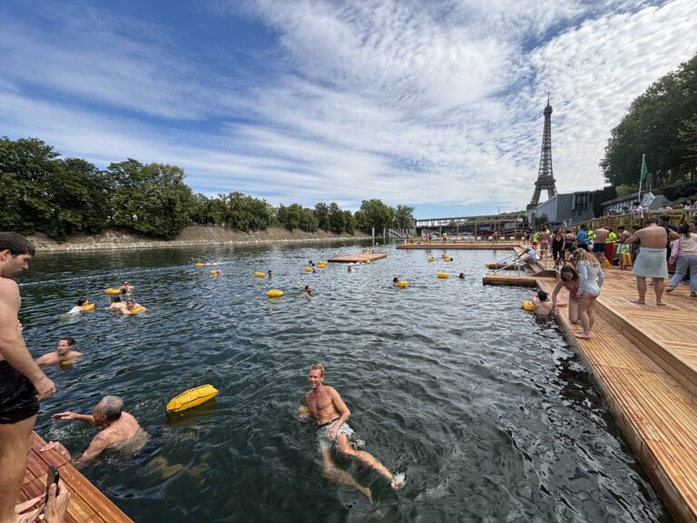 ¡Atención, bañistas! Francia reabrió el río Sena por primera vez desde 1923