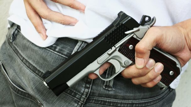 Hombre-sujetando-un-arma-608x342.jpg