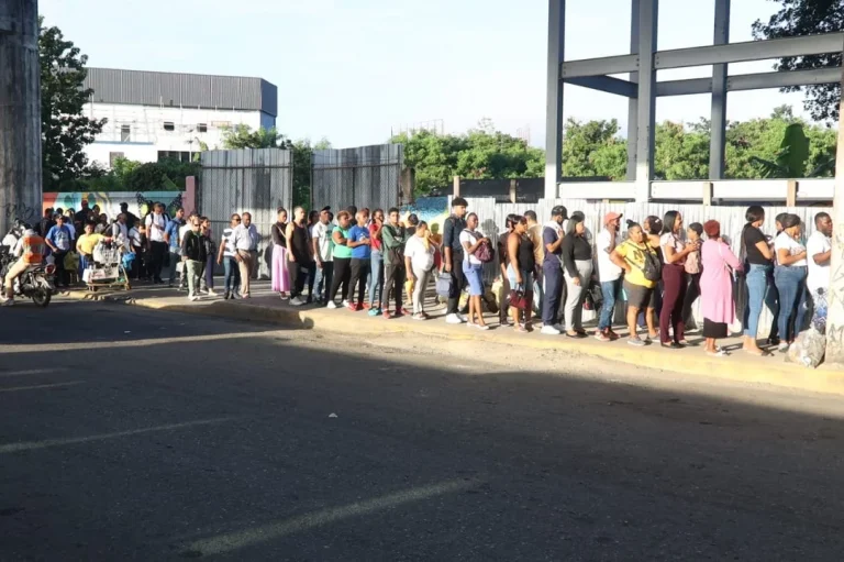 Paradas con flujo ordenado, pero caos vial en Villa Mella