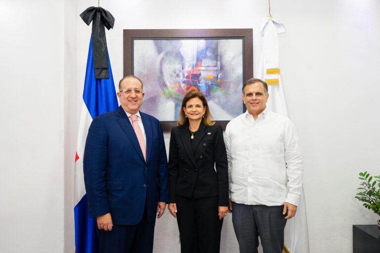 Vicepresidenta Raquel Peña juramenta a Magín Díaz como ministro de Hacienda