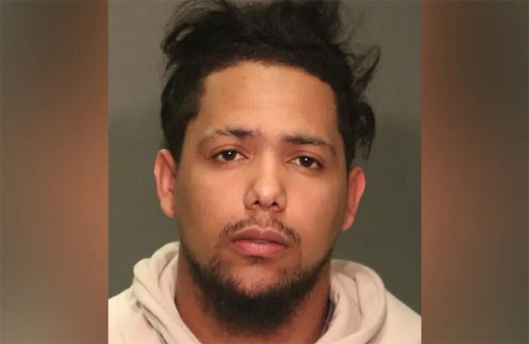 Acusan dominicano balear en la cara a agente fronterizo en NY