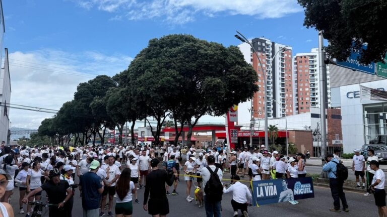 Colombianos salen a las calles por Uribe Turbay
