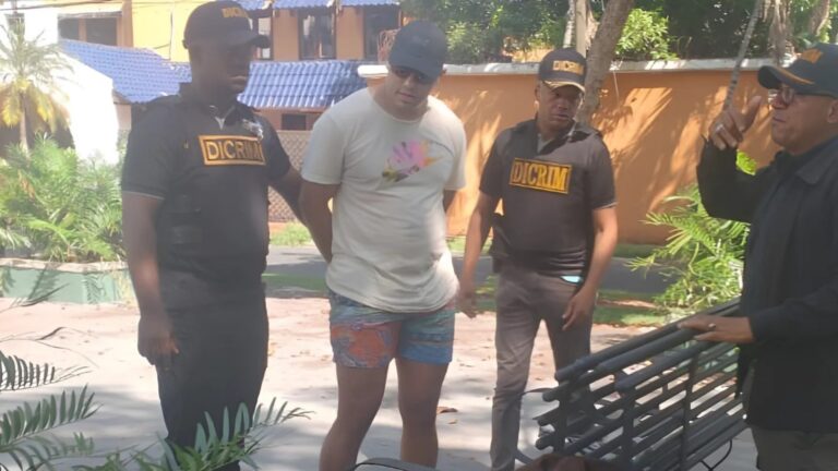 Garantía económica e impedimiento de salida a hombre acusado de lanzar perro de torre en Naco