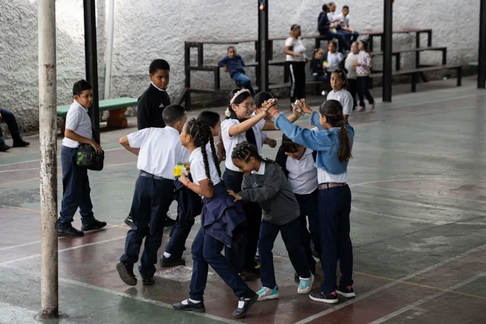 Ninos-jugando-en-la-escuela.webp.webp