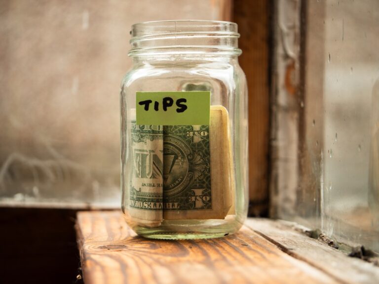 Proyecto de ley podría beneficiar a trabajadores que reciben propinas con una nueva exención fiscal #FVDigital