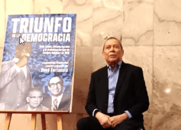 Rene-Fortunato-junto-al-cartel-de-Triunfo-de-la-democracia-360x259-1.webp.webp