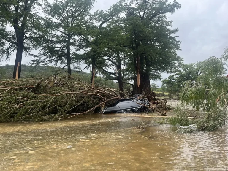 68 personas, entre ellas 21 niños, sube el saldo de víctimas mortales de las inundaciones en Texas