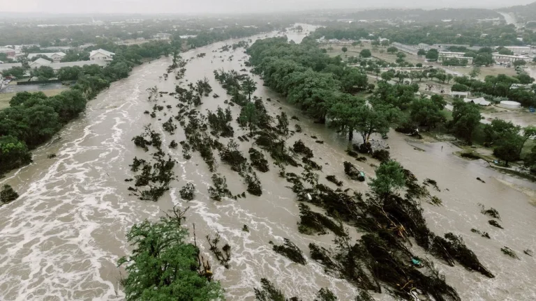 Las inundaciones alcanza ya los 79 fallecidos en Texas