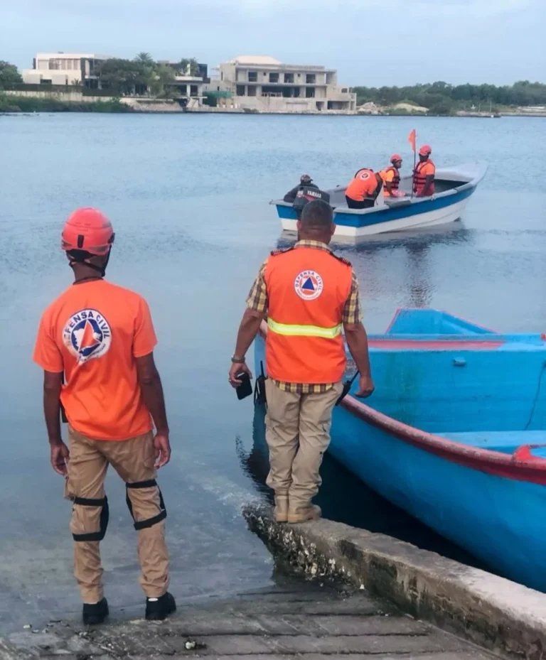 Avistan 3 cuerpos y rescatan a 17 sobrevivientes