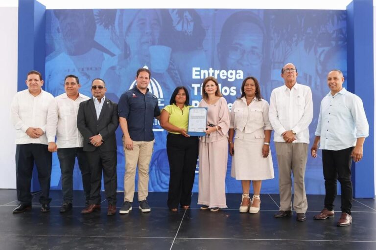 Vicepresidenta entrega títulos en Villa Liberación, Bonao #FVDigital