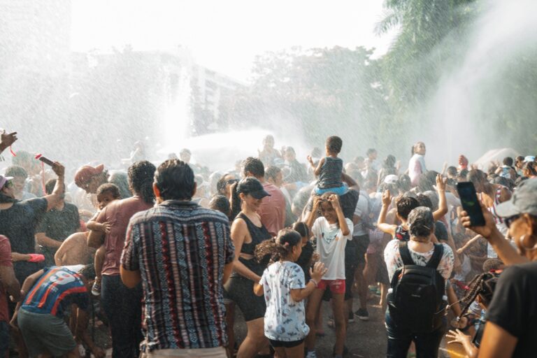 ¡Manguerazo de Felicidad! Bomberos del DN refrescan el verano en el Parque Iberoamérica