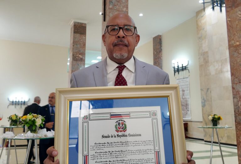 Empresario artístico Amable Valenzuela recibe reconocimiento del Senado de la República