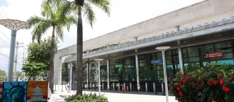 El sueño de la visa se mudó para la avenida República de Colombia