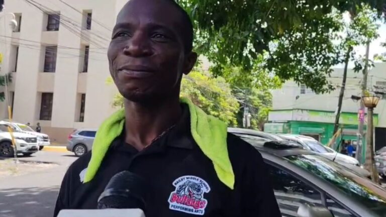 Padre celebra su día trabajando y reclama apoyo del Gobierno