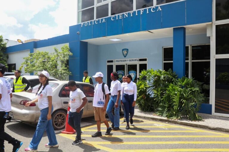 Policiales: Director de la Policía Nacional reafirma compromiso de proteger a la niñez durante jornada educativa del campamento en Capotillo