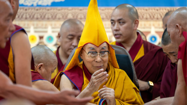 dalai-lama-ordena-a-la-cupula-de-los-lamas-608x342.png