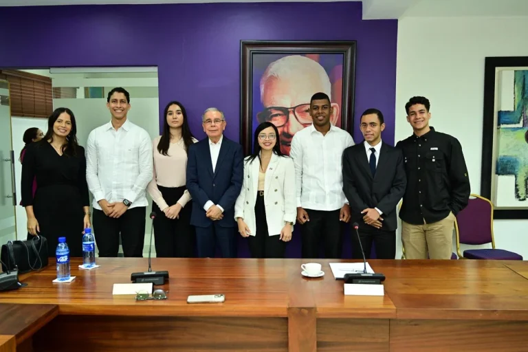 Club de Ideas Políticas UCSD sostiene café político con el expresidente Danilo Medina