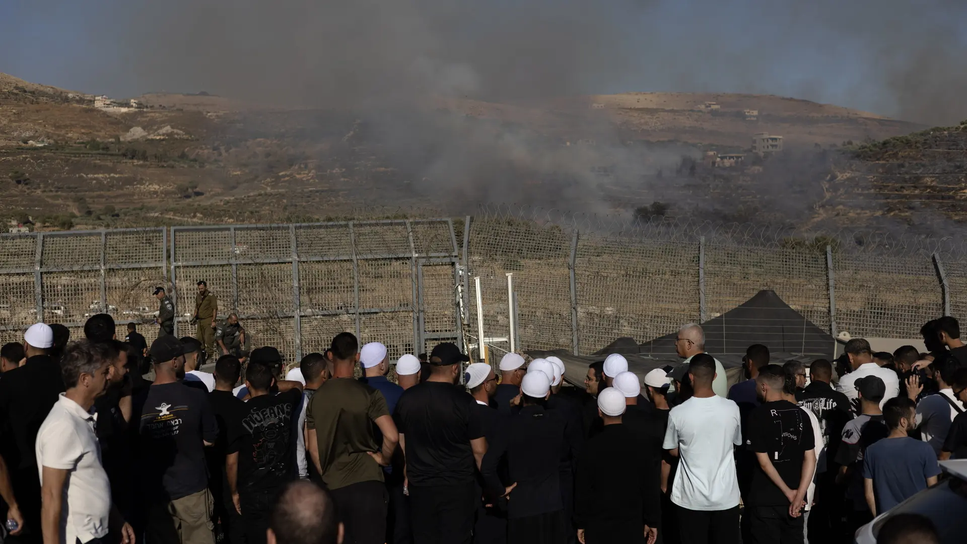 druze-poeple-in-golan-heights-gather-near-syria-border.jpeg