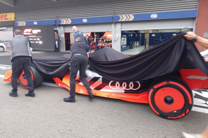 el-audi-f1-bajo-una-lona.jpg