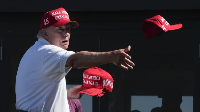 el-presidente-de-estados-unidos-donald-trump-con-gorras-del-movimiento-maga-make-america-greta-again.webp