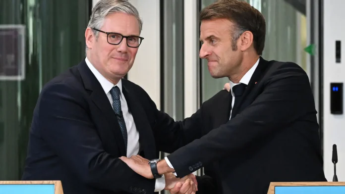 el-primer-ministro-britanico-keir-starmer-y-el-presidente-de-francia-emmanuel-macron-tras-anunciar-a.webp