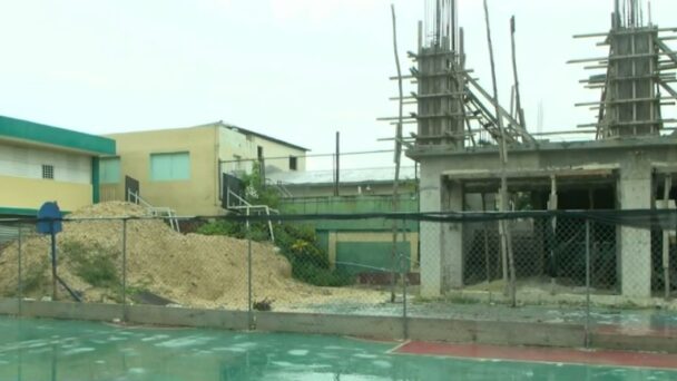 Exigen reinicio de obras en la Escuela Parroquial Cristo Rey #FVDigital
